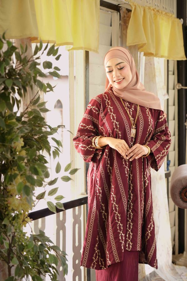 RANIA MAROON